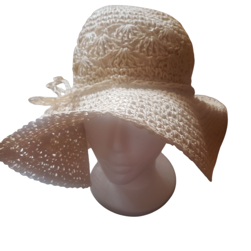 NWOT CLASSIC FLOPPY WIDE BRIM HAT.            TAKING PRICE BACK UP PURCHASE NOW✅
